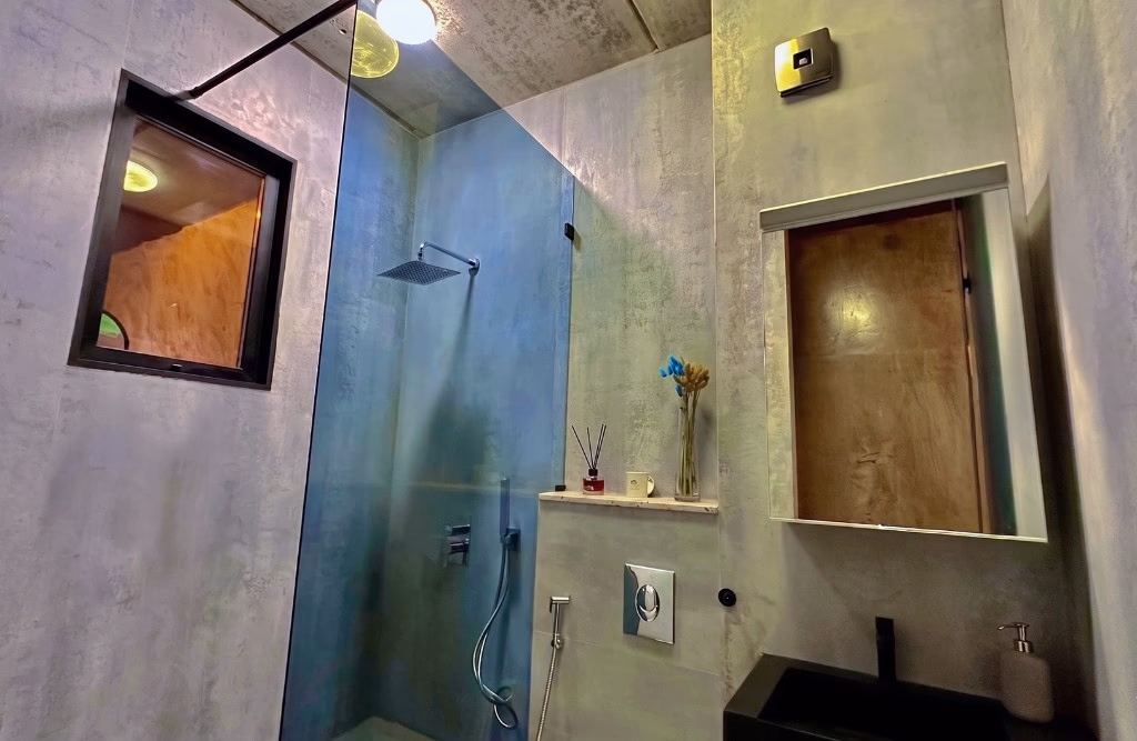 Salle de bain design en béton ciré avec douche italienne — Villa Nouinouich Tanger